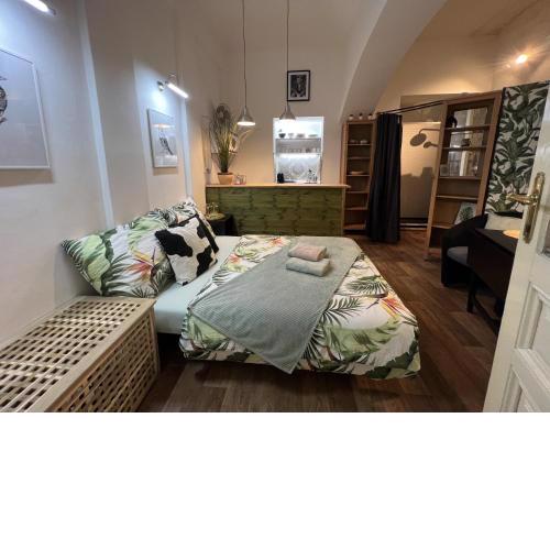Fun Tiki Vibe Apartment / Charles Bridge / Netflix