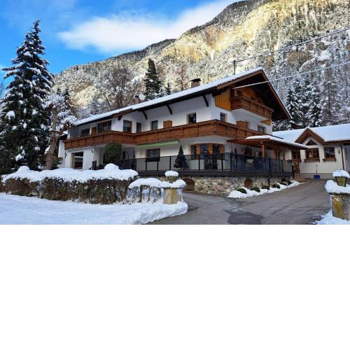 Gästehaus Almrausch, Ferienanlage mit Pool
