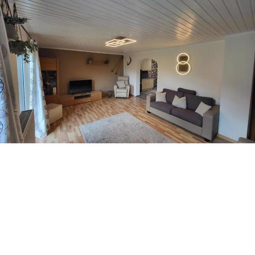 Geräumig ausgelegte Ferienwohnung in der oberen Etage mit Bergblick vom privaten Balkon