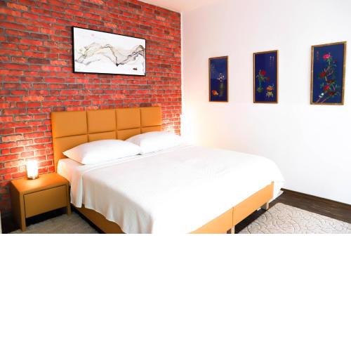 «Go West» guest rooms
