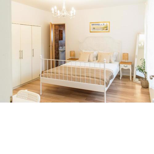 GoodLife Holiday House - Family & Friends