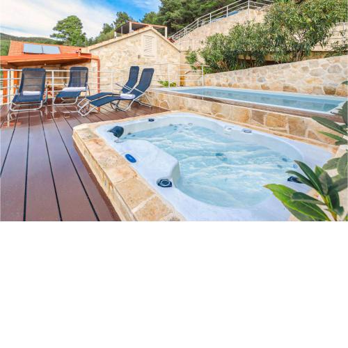 Gorgeous Apartment In Blato With Jacuzzi