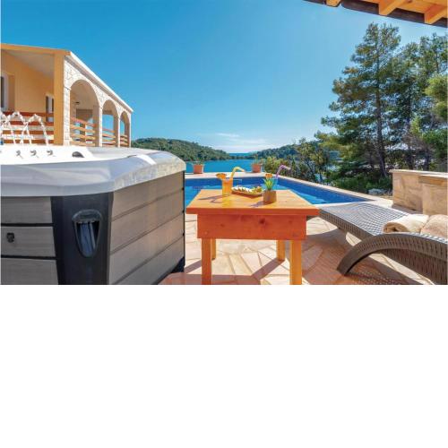 Gorgeous Apartment In Karbuni With Wifi