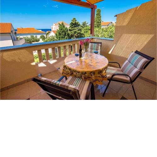 Gorgeous Apartment In Mandre With Kitchen