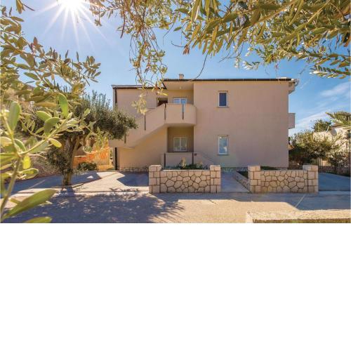 Gorgeous Apartment In Mandre With Kitchen