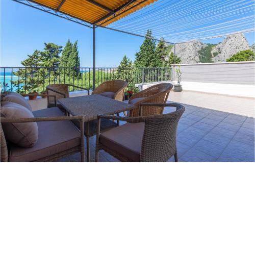 Gorgeous Apartment In Omis With Kitchen
