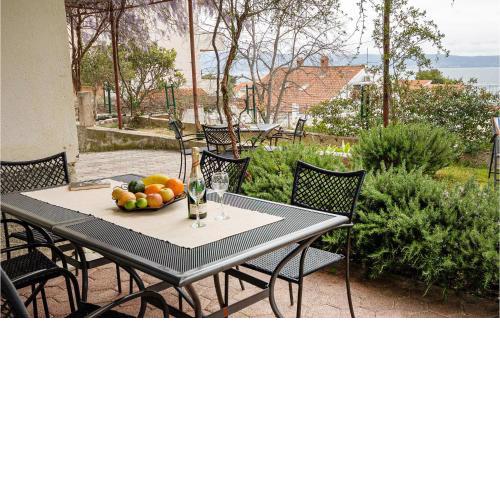 Gorgeous Apartment In Podstrana With Kitchen