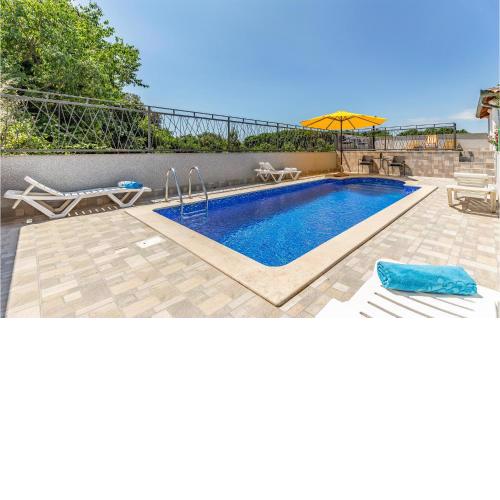 Gorgeous Apartment In Pula With Kitchen