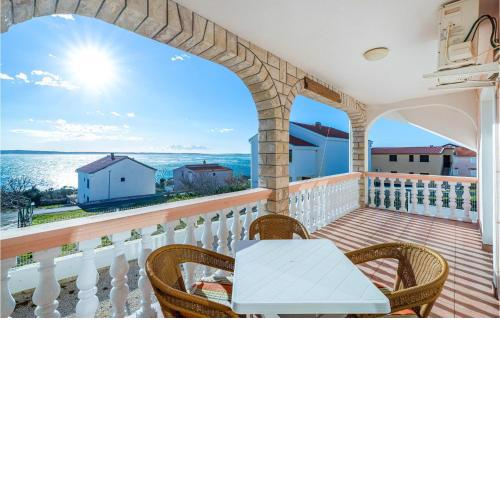 Gorgeous Apartment In Rtina With Wifi