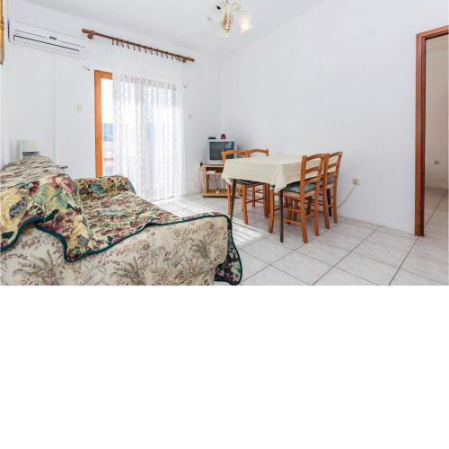 Gorgeous Apartment In Zubovici With Wifi