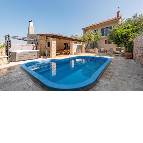 Gorgeous Home In Betina With Kitchen