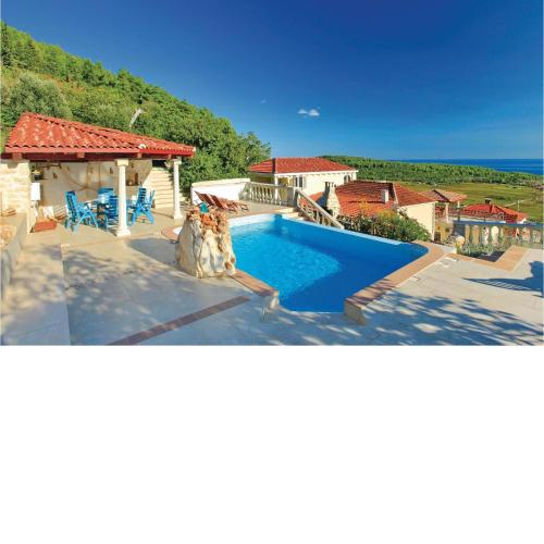 Gorgeous Home In Cara With Outdoor Swimming Pool
