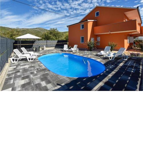 Gorgeous Home In Dugopolje With Kitchen