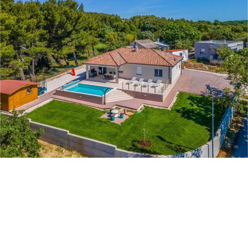 Gorgeous Home In Medulin With Wifi