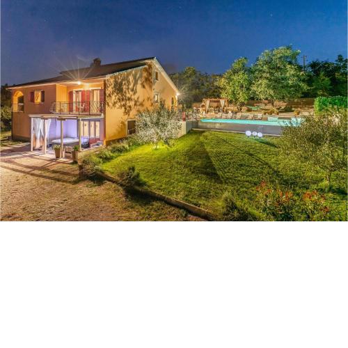 Gorgeous Home In Tinjan With Kitchen