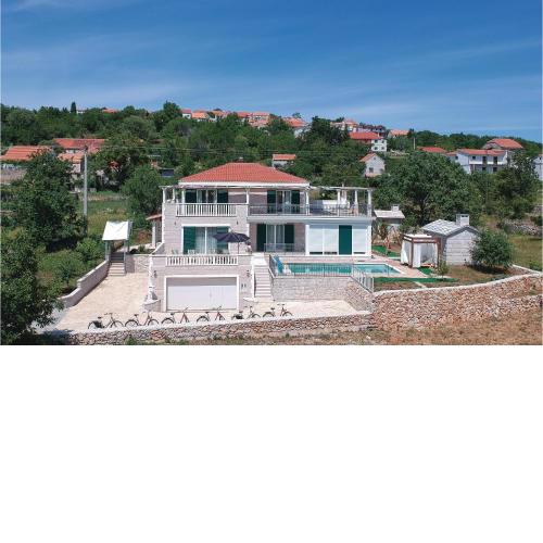 Gorgeous Home In Zrnovnica-Split With Sauna