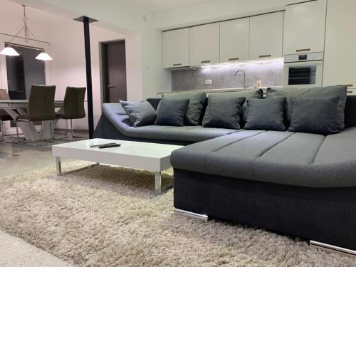 GREEN APARTMENT BY ALEX RAFAEL