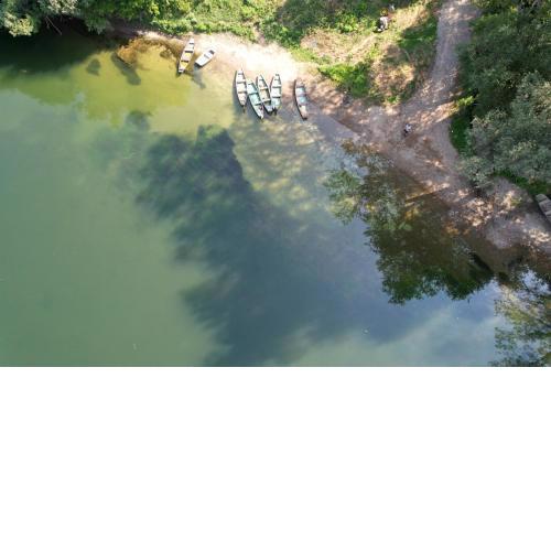 Green retreat kuća uz rijeku za savršeni odmor