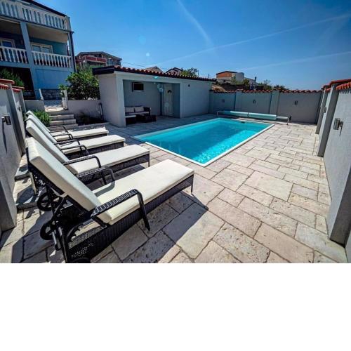 Große Ferienwohnung in Cesarica mit Privatem Pool