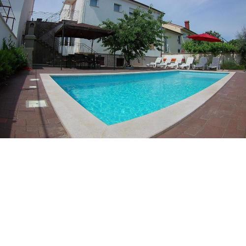 Große Ferienwohnung in Pula mit Großem Pool