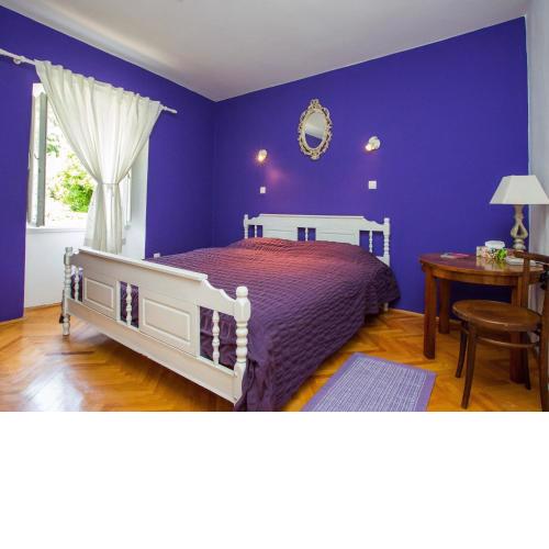 Guest House Gugily- Double Room with Shared Bathroom