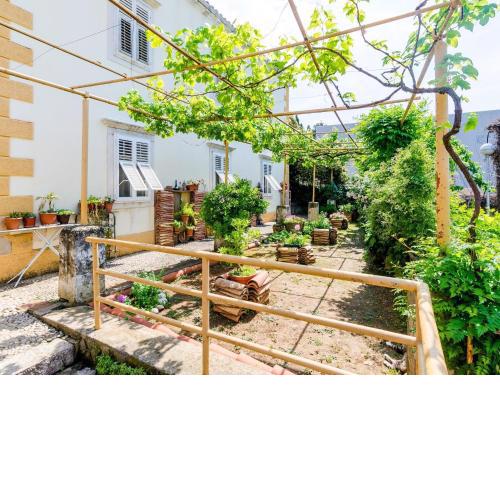 Guest House Ivana -Two Bedroom Apartment with Garden