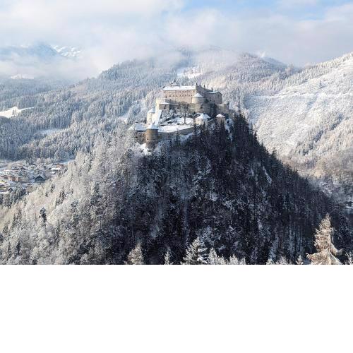 Haus Biechl mit Blick auf die Burg Hohenwerfen