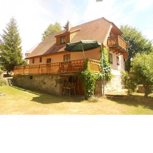 Haus in Kovárov mit Terrasse, Grill und Garten