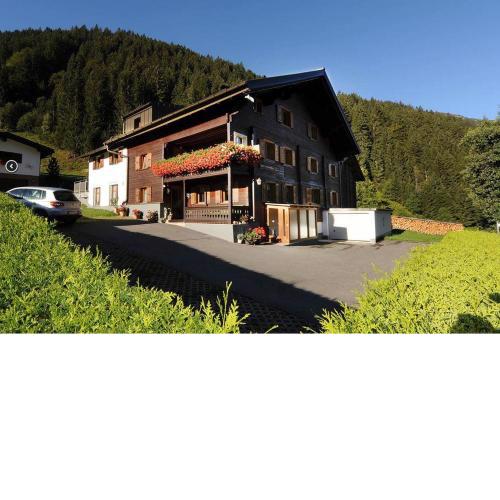Haus Tschambräu