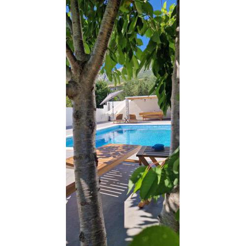"Heaven on earth" with pool