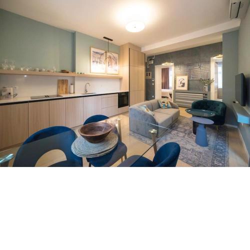 Hella 3, NEW 2-bedroom boutique app, central, parking nearby