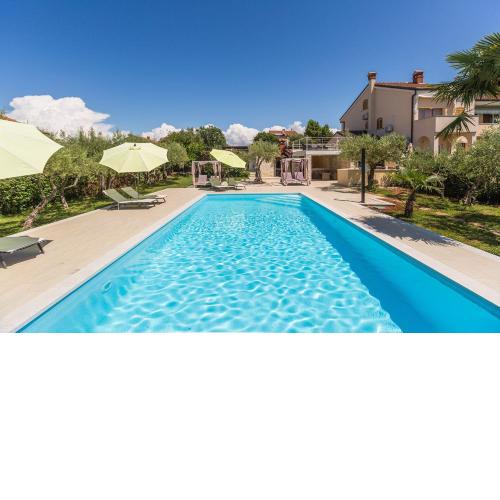Helles Apartment nur 250 Meter zum Strand mit Meerblick, Pool, Grill, Waschmaschine