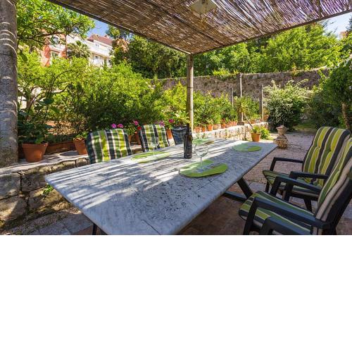Heritage Dvori with garden, free parking next to sea beautiful location