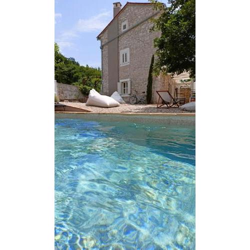 Heritage home CasaRe with pool and lounge area