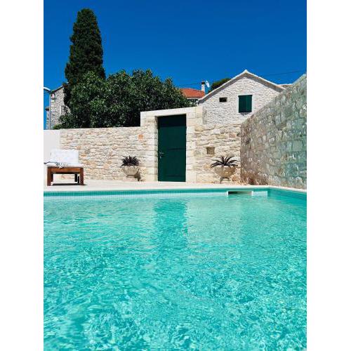 Heritage Island Escape - 2 bedroom Villa Bola with Private Pool & Free parking