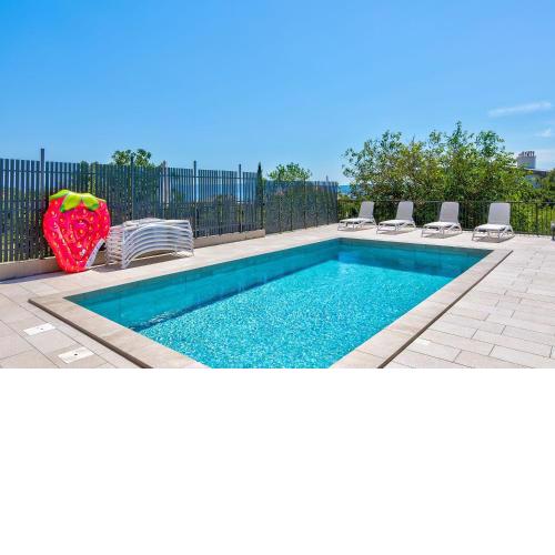 Herrliches Apartment nur 600 Meter zum Strand mit Meerblick, Pool, Grill, Waschmaschine