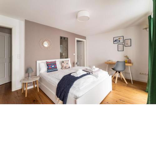 HM • Neat 1BR Duplex by Metro/Center