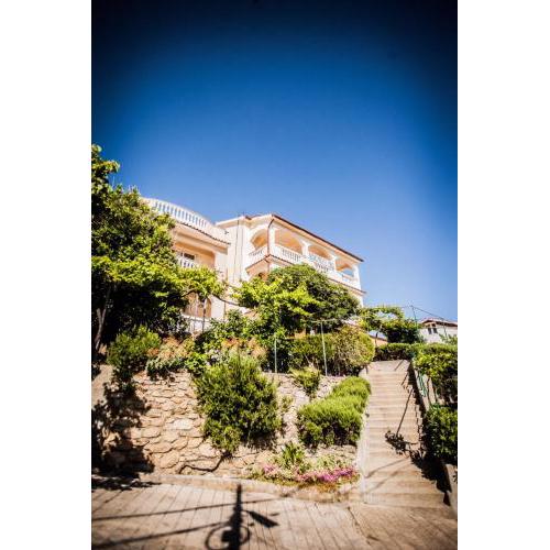 Holiday Home (186-5)