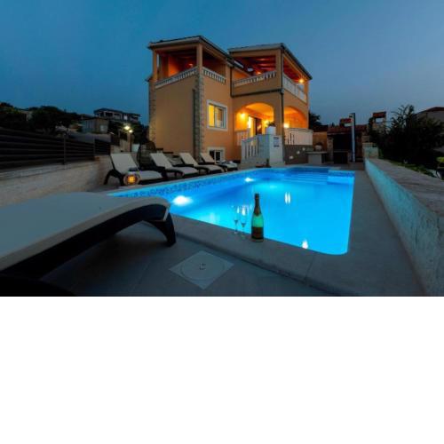 Holiday Home Ante - with pool & gym