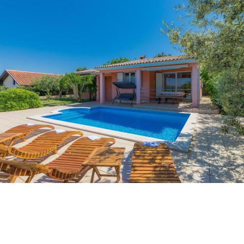 Holiday Home Cherry by Interhome