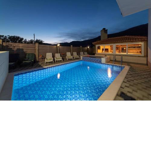 Holiday Home Chester with Heated Pool