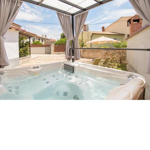 Holiday Home Giovanni Vabriga with private Jacuzzi