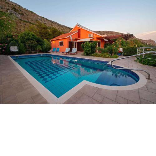 Holiday home in Podstrana 7300