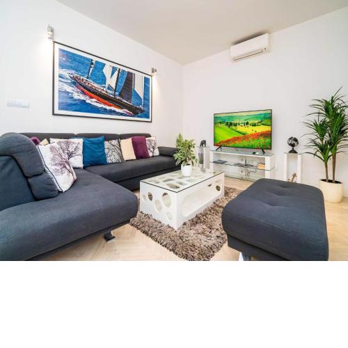 Holiday Home King - Four Bedroom House with Terrace