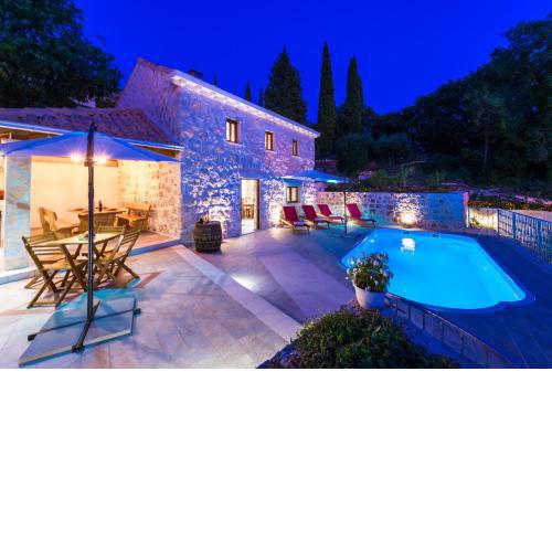 Holiday Home Marina - private swimming pool