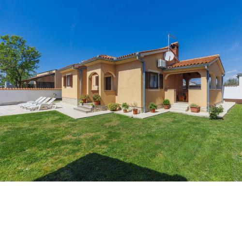 Holiday Home Nina by Interhome