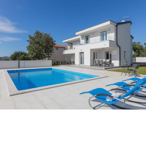 Holiday Home Villa Tonka by Interhome
