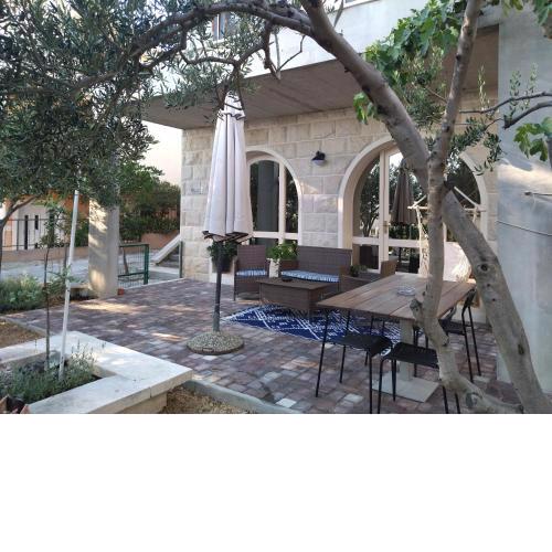 Holiday Home with free parking by the beach