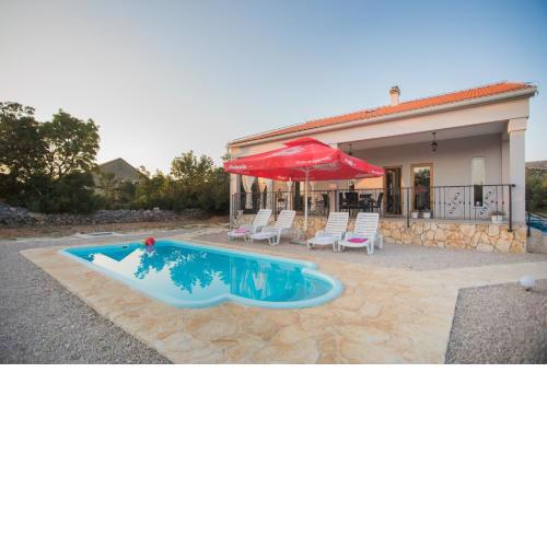 Holiday home with pool Kristal