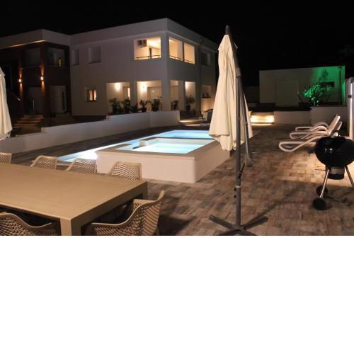 Holiday House emjalemi